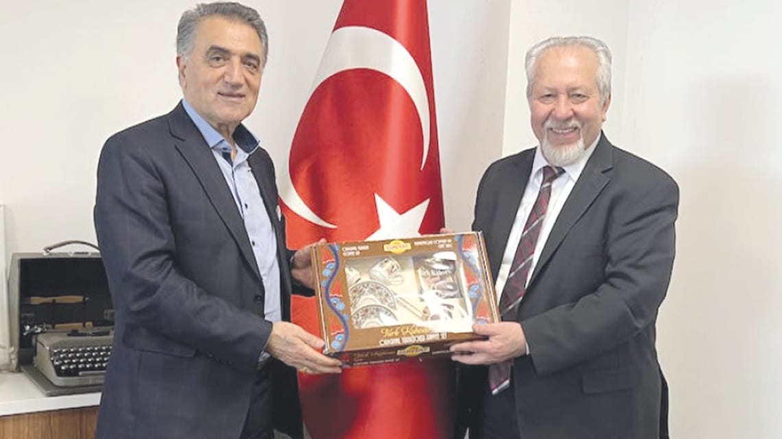 “Türk Kahvesi’nin 300 Yıllık Almanya Yolculuğu”nu yazan Dr. Latif Çelik’e Türk kahvesi seti hediye edildi